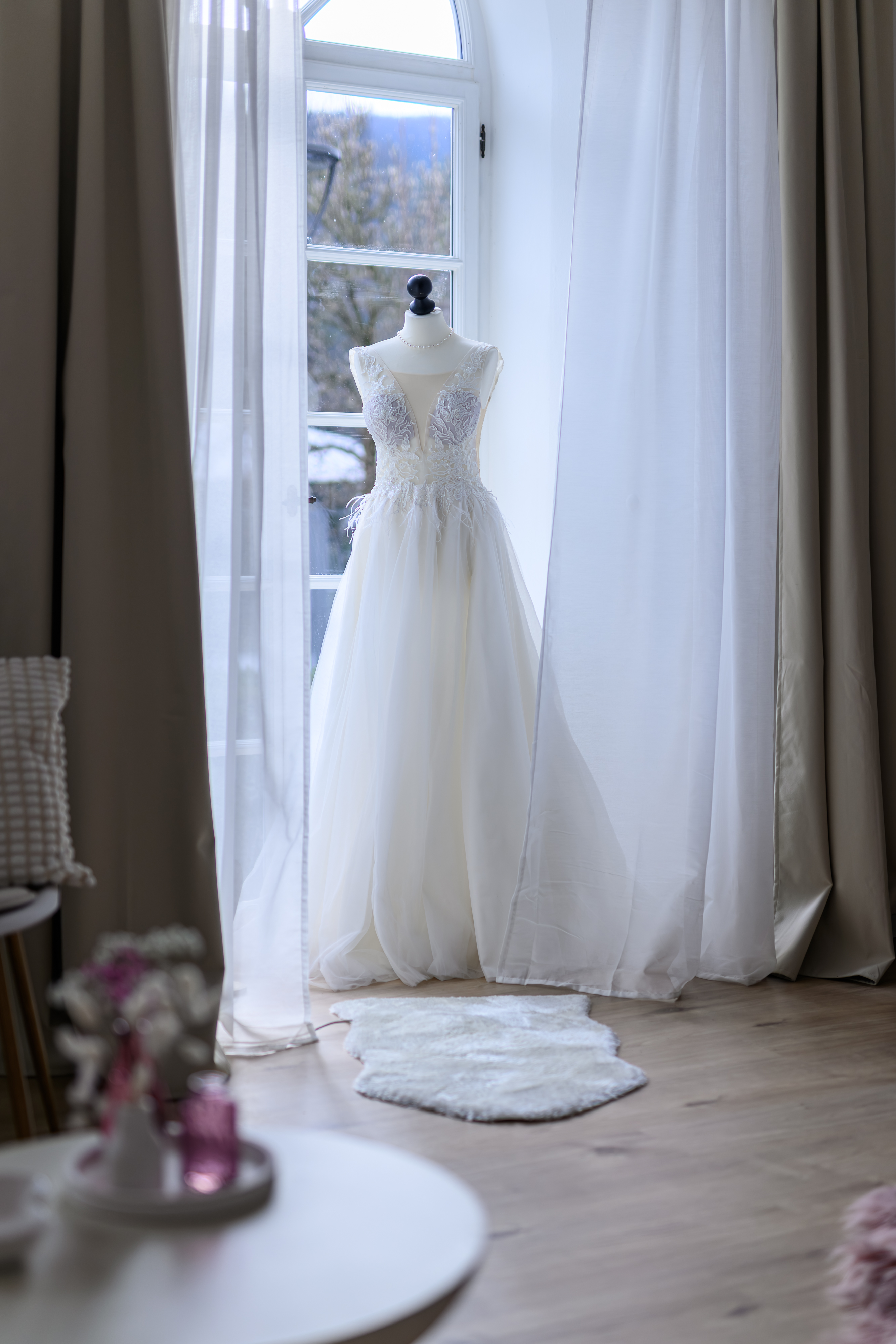 Herzspinnerei BRAUT BOUTIQUE – elegante Präsentation von neuen und Second‑Hand‑Brautkleidern, liebevolle Details und ruhige, einladende Atmosphäre in Ettlingen bei Karlsruhe.