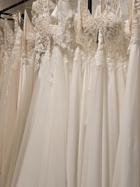 Brautkleider dicht an dicht auf der Kleiderstange der Brautboutique bei Karlsruhe