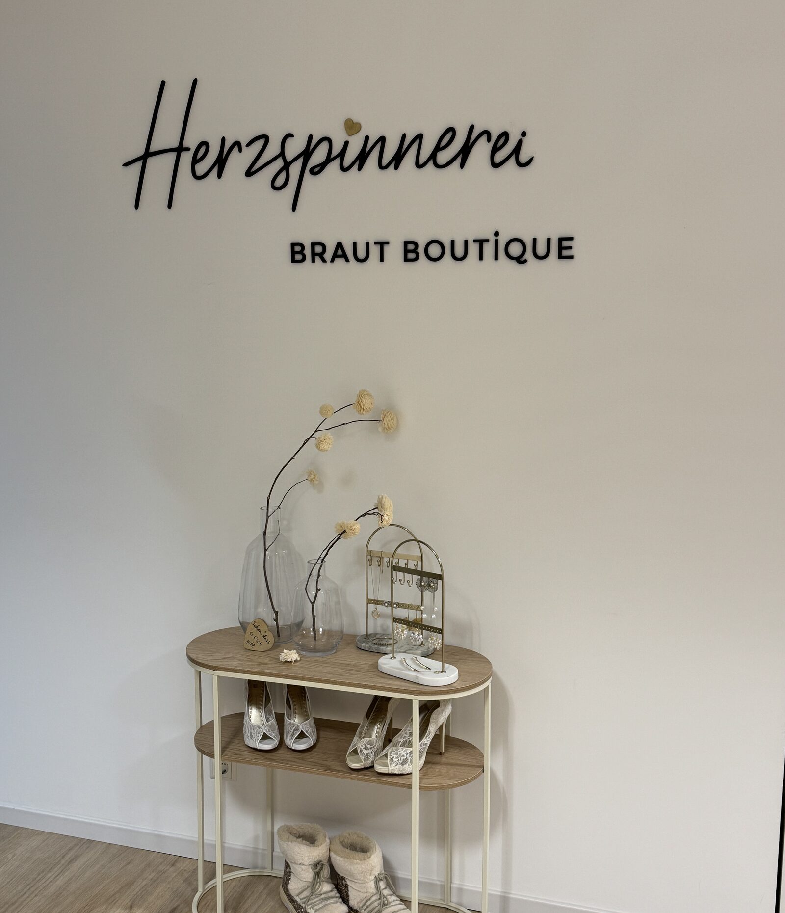 Kleiderstange mit Second Hand Brautkleidern in der Herzspinnerei BRAUT BOUTIQUE