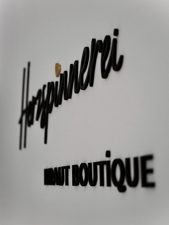 Der Schriftzug „Herzspinnerei Braut Boutique“ an der Wand der Boutique