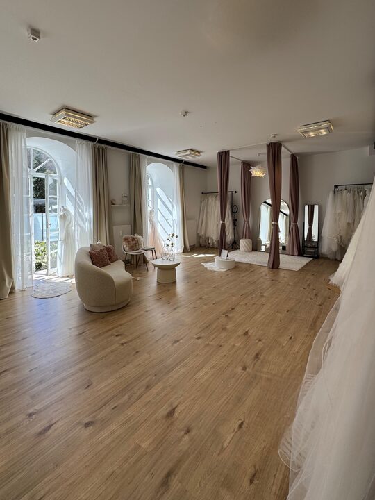 Ankleidebereich der Herzspinnerei BRAUT BOUTIQUE in Ettlingen