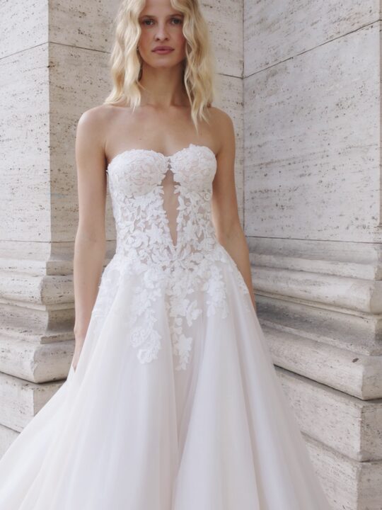 Zweites Kotapska-Brautkleid in Bewegung, kurzer Film