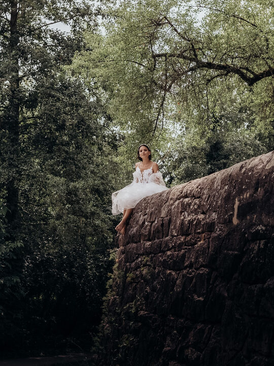 Braut im Brautkleid im Gegenlicht